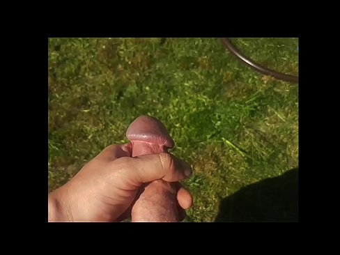 ❤️ Keçika germ di bexçeyek havînê de pisîka xwe ya pembe diqelişe û bi şuştinê dixe. ️❌ Pornoya malê li ku.pornmega.ru ❌❤