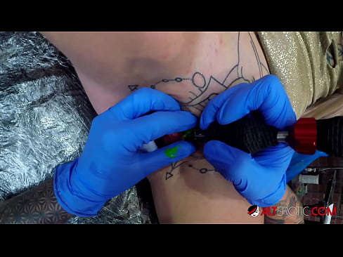❤️ Keçika pir tattookirî Sully Savage tattooek li ser klîtorê xwe kir. ️❌ Pornoya malê li ku.pornmega.ru ❌❤
